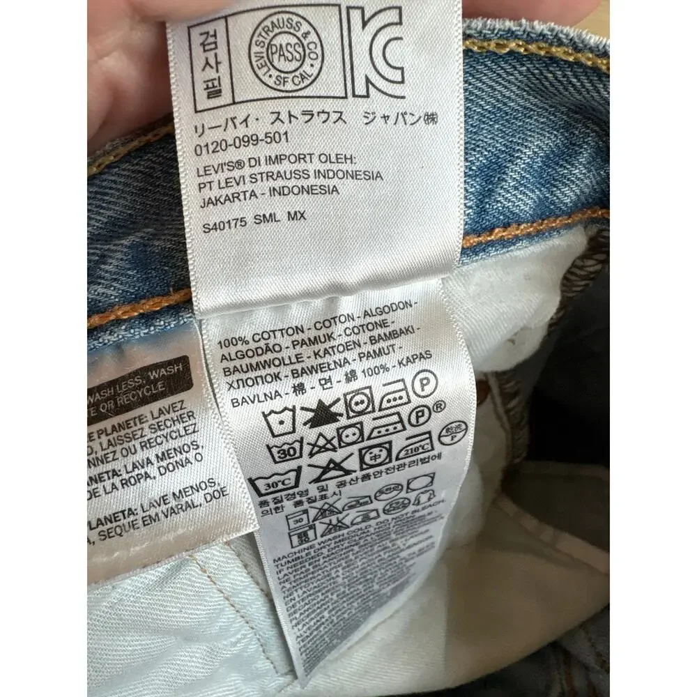 Levis ships from